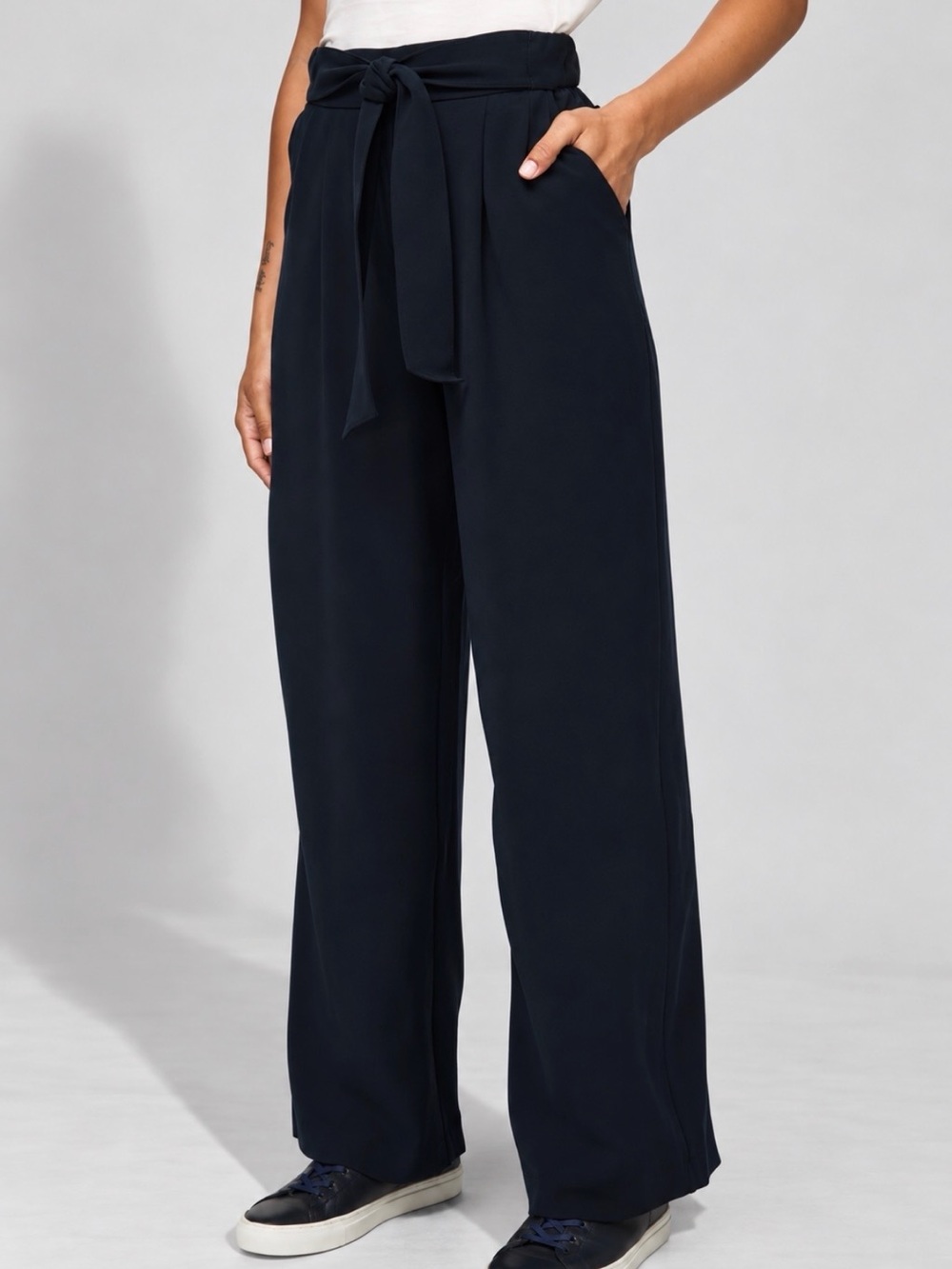 Lululemon NOIR High Rise Wide Leg Black Tie-Front Pants Size 2 - Picture 12 of 12